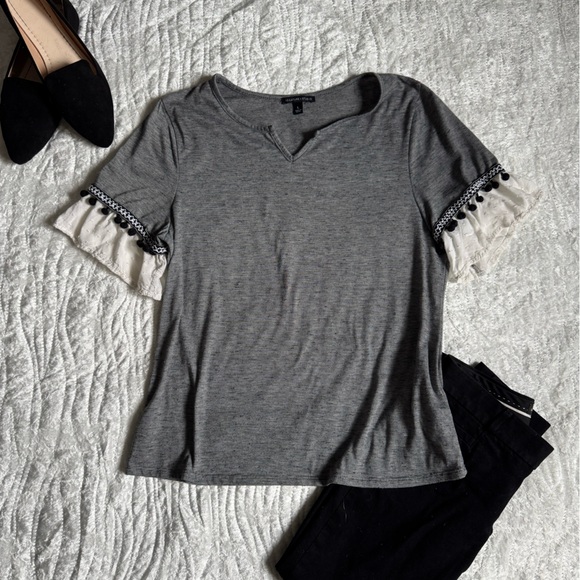 Signature Studio Other - EUC!🥰 Signature Studio Gray Tee with Cream Lace & Black Pom Trim